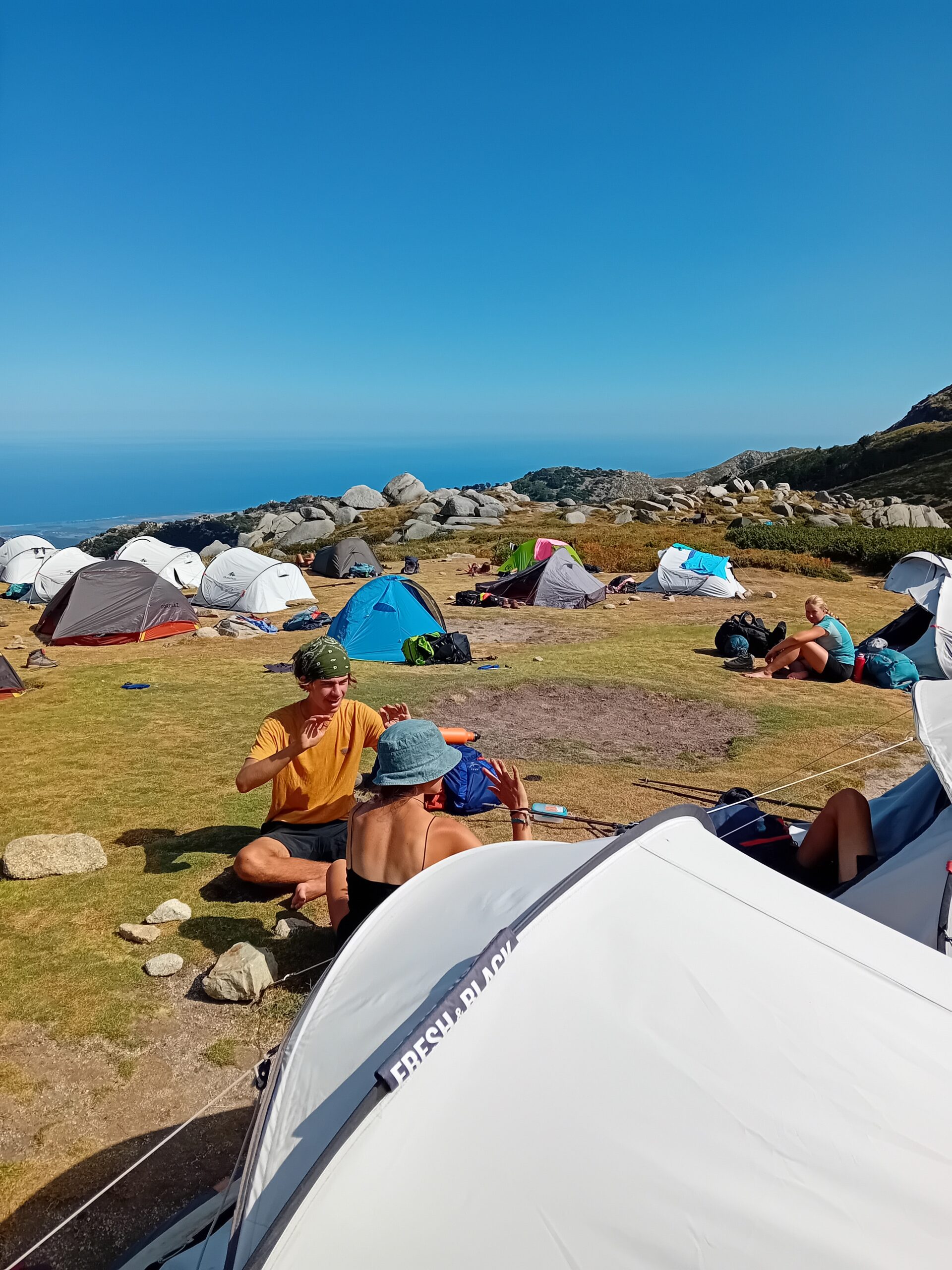 Refuge de montagne sur le GR20, nuit en dortoir ou sous tente, Corse