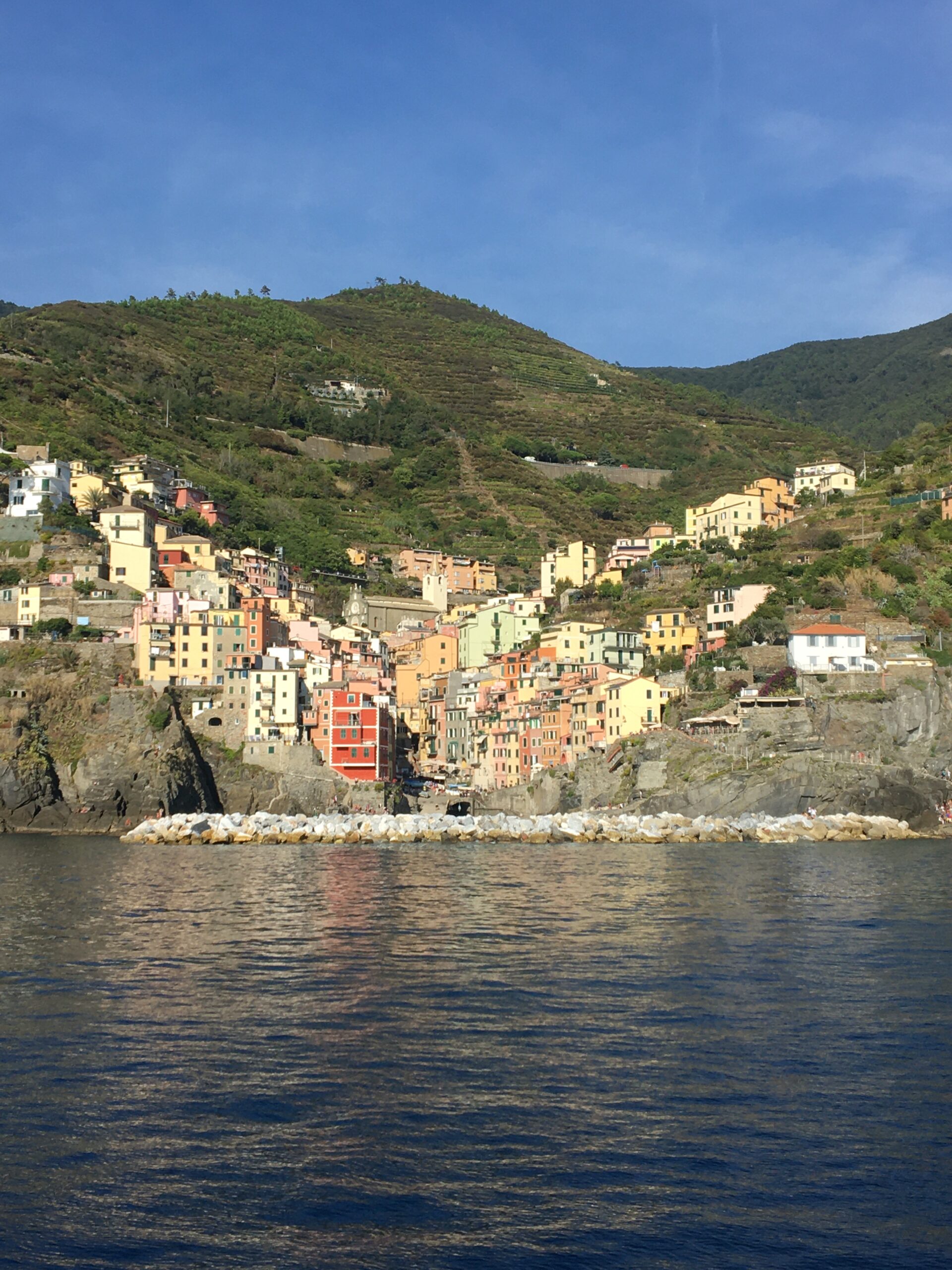 Balade en bateau le long de la côte des Cinque Terre Riomaggiore, Italie