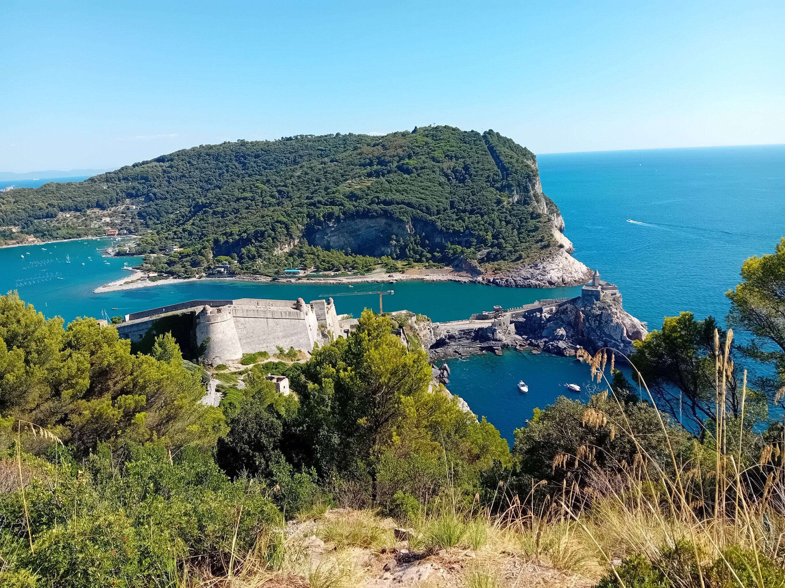 Sentier de randonnée avec vue sur Portovenere et le golfe de La Spezia, Ligurie