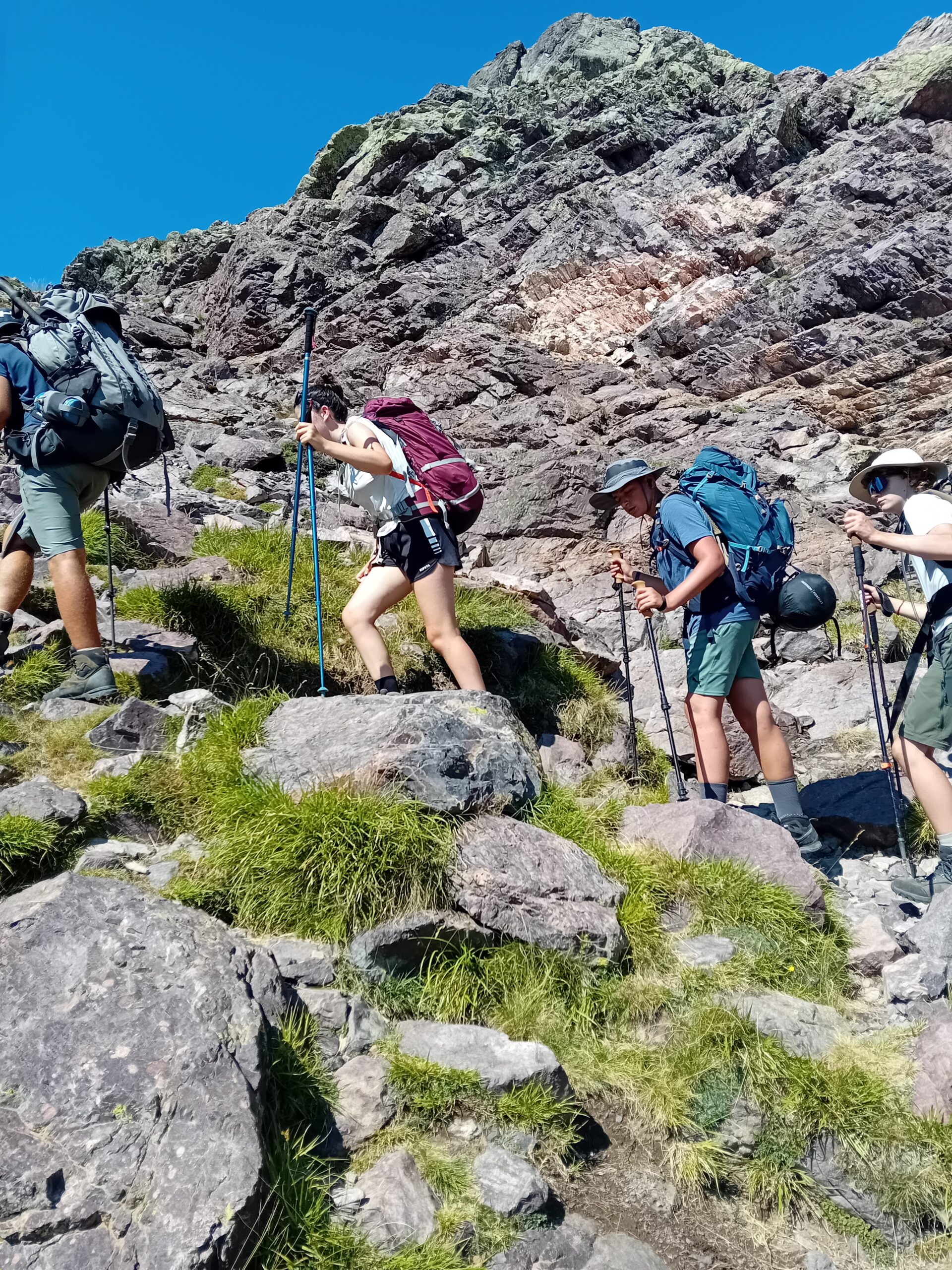 Groupe de randonneurs encadrés par un guide sur le GR20 intégral, Corse