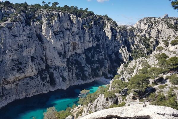 Randonnée dans les Calanques de Cassis, calanque d'En-Vau vue depuis les crête