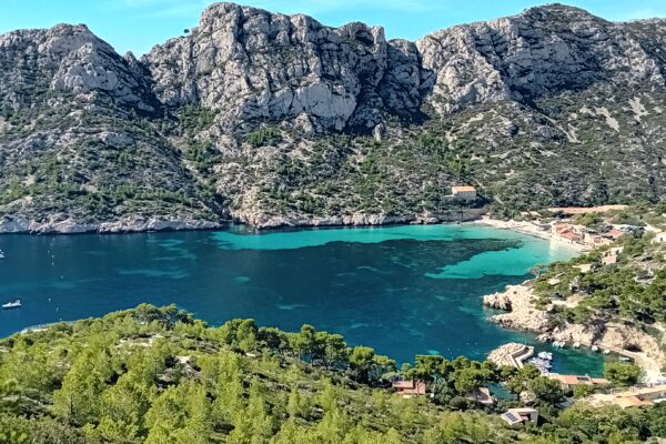 Groupe de randonneurs avec guide breveté dans les Calanques depuis La Ciotat